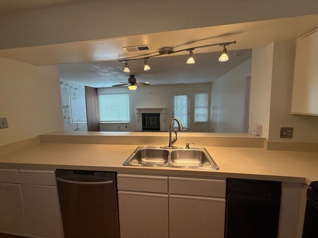 Building Photo - Chesapeake Bay Condo – One Block from the Beach!