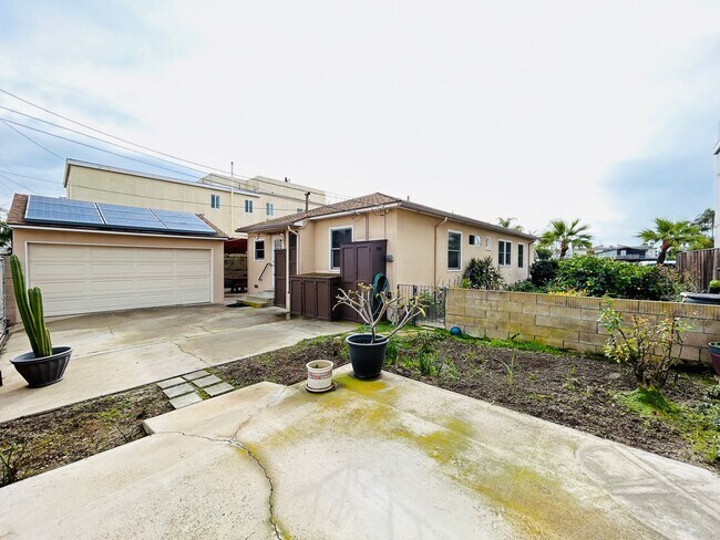 Building Photo - Naples Island Gem!