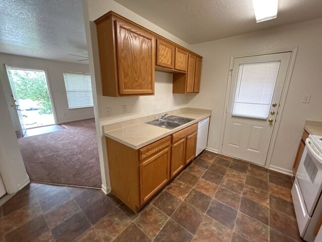 Building Photo - 308 Cedar Ridge Dr