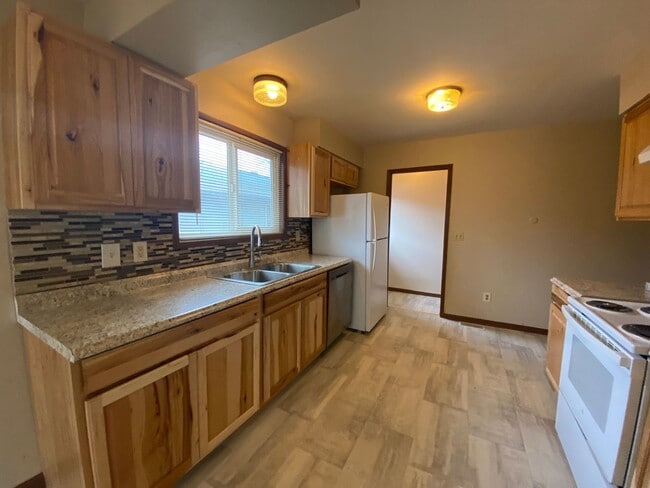 Building Photo - Charming 2 Bedroom Duplex with Attached Garage!