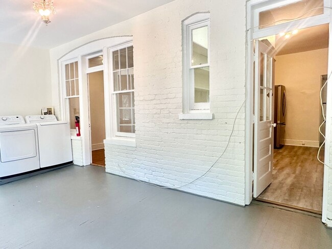 Building Photo - 4 Bed + 2 Bath - Pets Welcome! Parking!