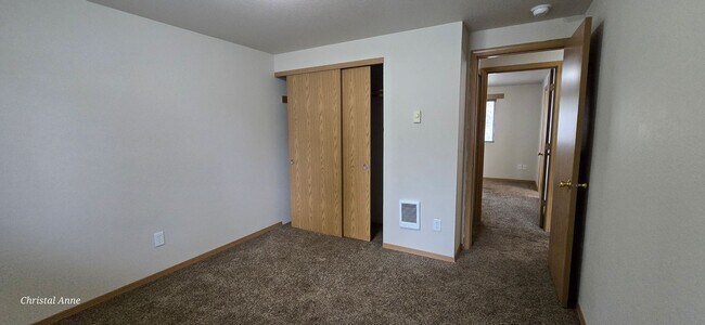 Building Photo - 2261 E Crestview Dr
