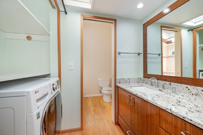 Building Photo - 5 Bed 3 Bath home In Bellevue Available Now