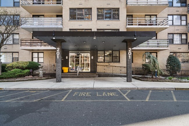 Building Photo - 201 St Pauls Ave