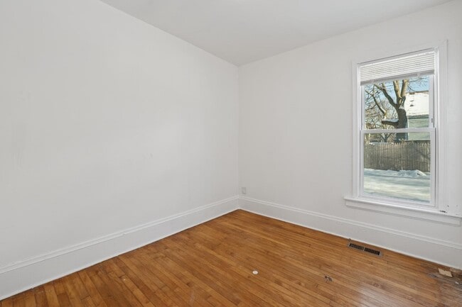 Building Photo - 1734 W Clarke St