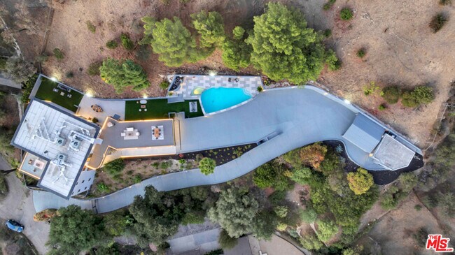 Building Photo - 7966 Mulholland Dr