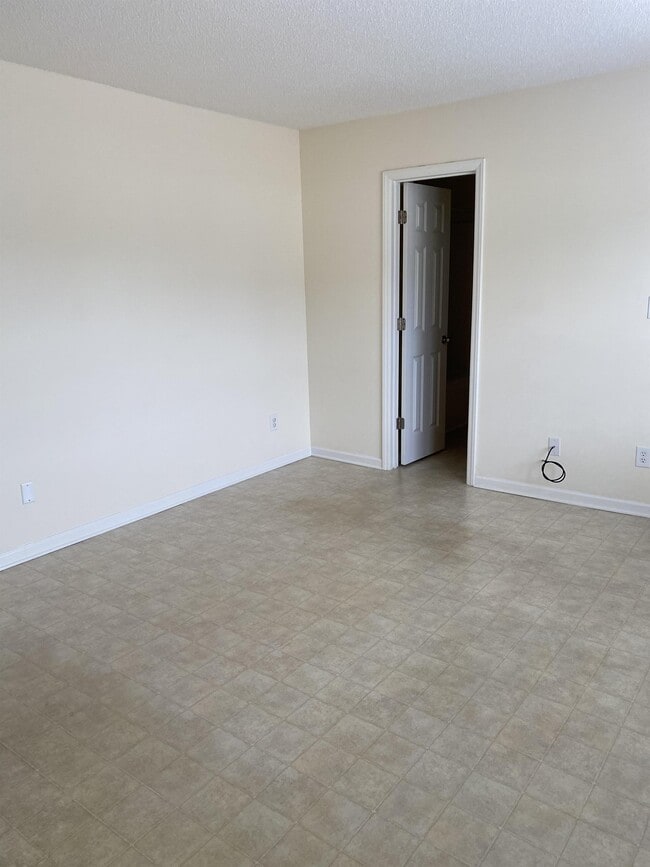 Building Photo - 4033 Cobblestone Dr