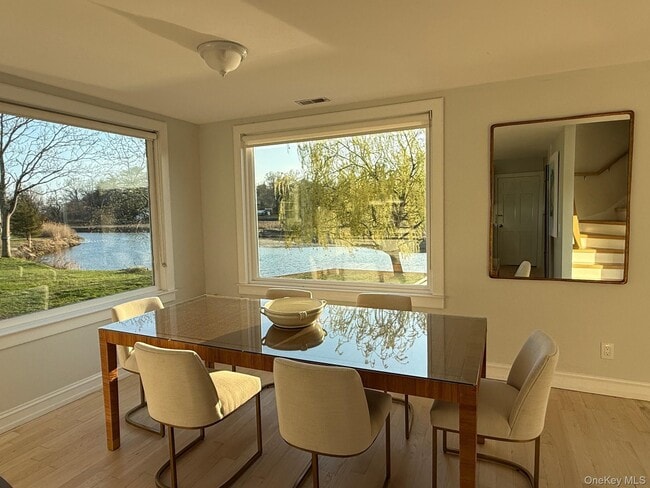 Building Photo - 329 Centre Island Rd