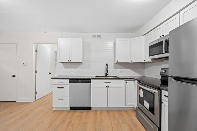 Interior Photo - 1121 West End Blvd