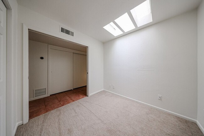 Building Photo - Scottsdale Country Club Living!