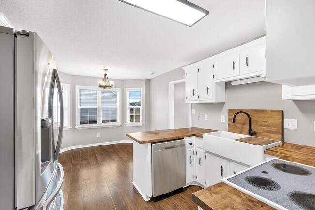 Building Photo - 213 E Ridge Ct