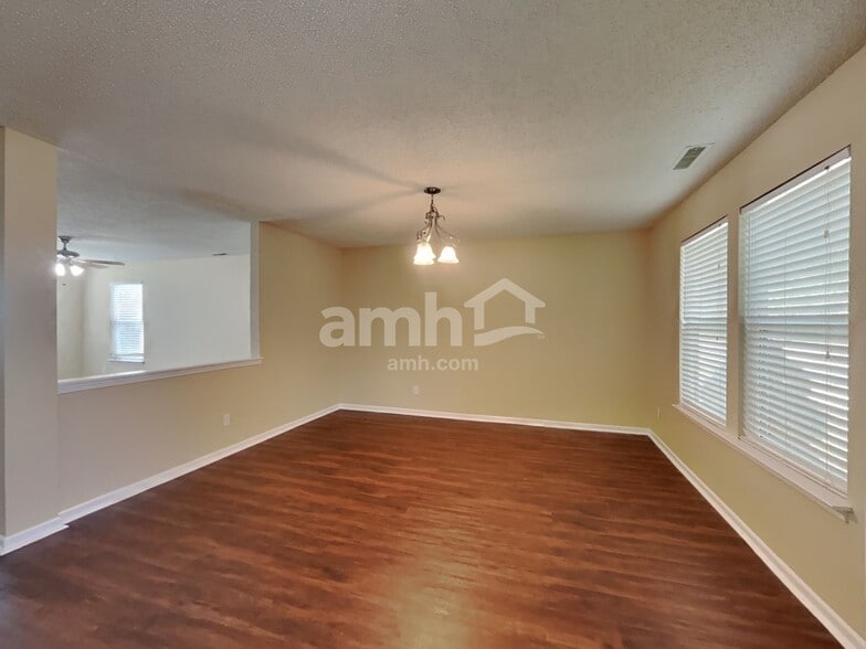 Building Photo - 2185 Shadowbrook Dr