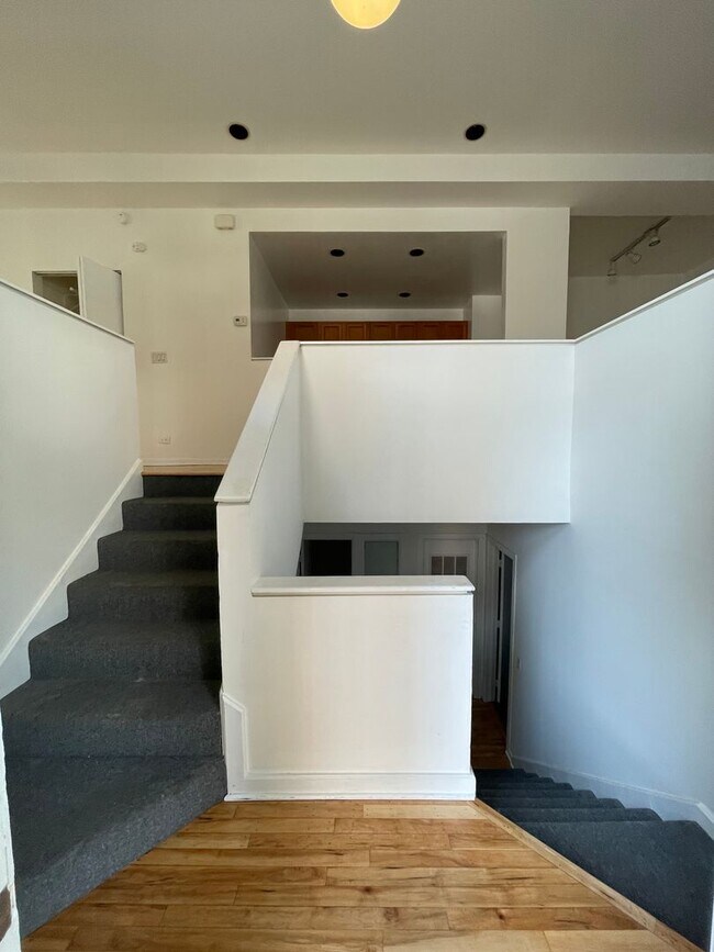 Building Photo - 826 W.18th Street