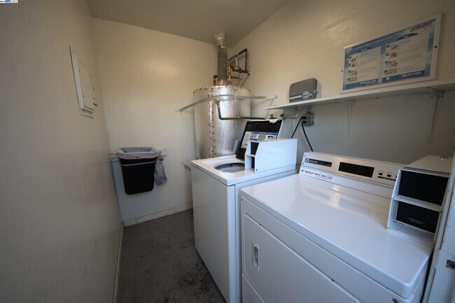 Building Photo - 1214 Sycamore Dr