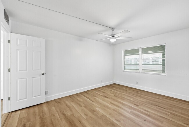 Building Photo - 1043 Cornwall C