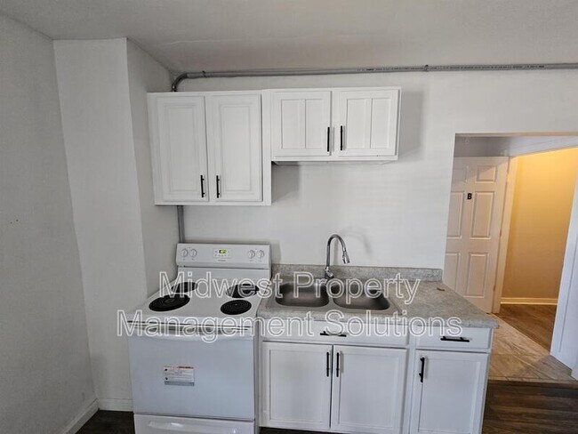 Building Photo - 810 E 8th St