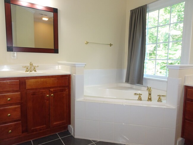 Building Photo - 4 Bedroom 3.5 bathroom Rental Home in Ford...