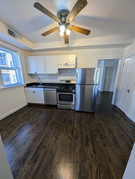 Building Photo - 3510 W Dickens Ave