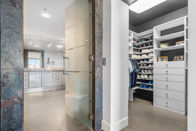 Building Photo - 715 Bayshore Dr