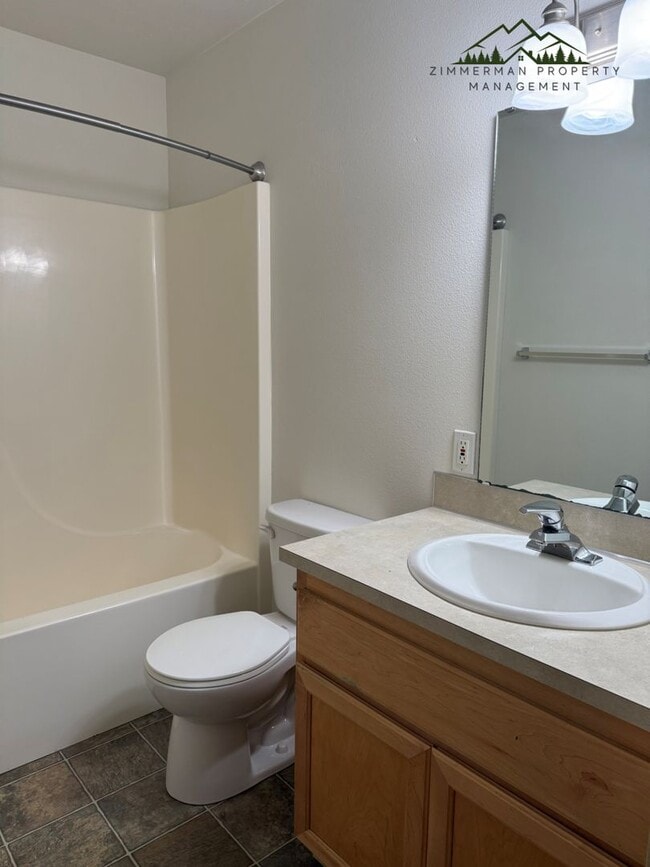 Building Photo - Updated 2 Bedroom, 2 bath Duplex in Springfield