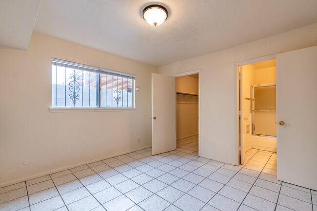 Building Photo - 206 Princeton Dr SE