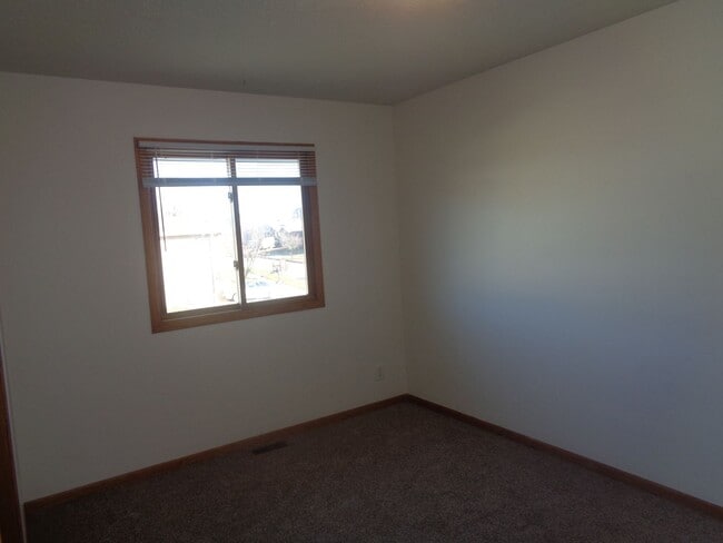 Building Photo - Charming 4-Bedroom Home in Northwest Lincoln