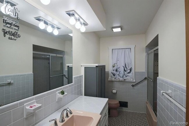 Building Photo - 734 N Monroe St