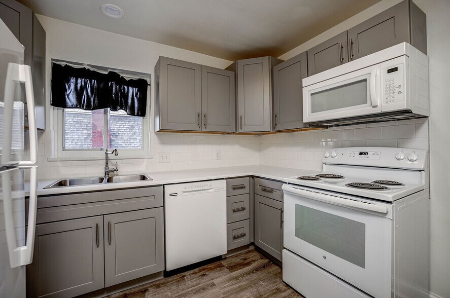 Building Photo - 4146 South Ave