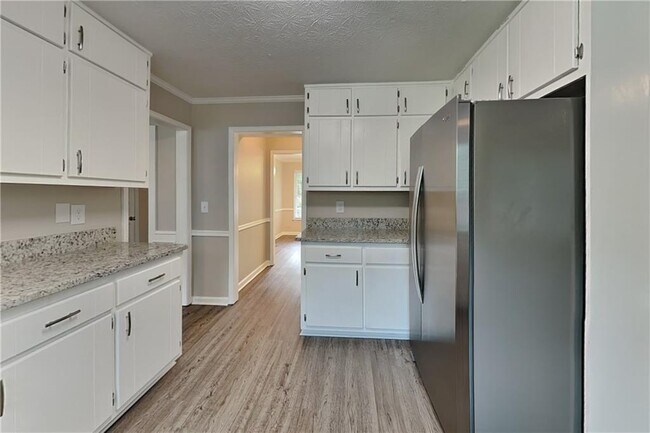 Building Photo - 205 Tawneywood Way