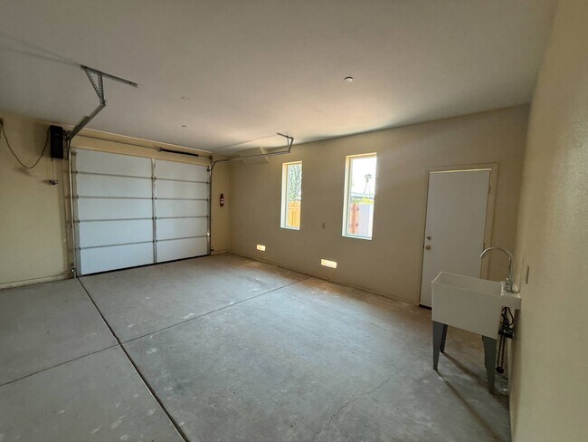Building Photo - 520 Figueroa Ave