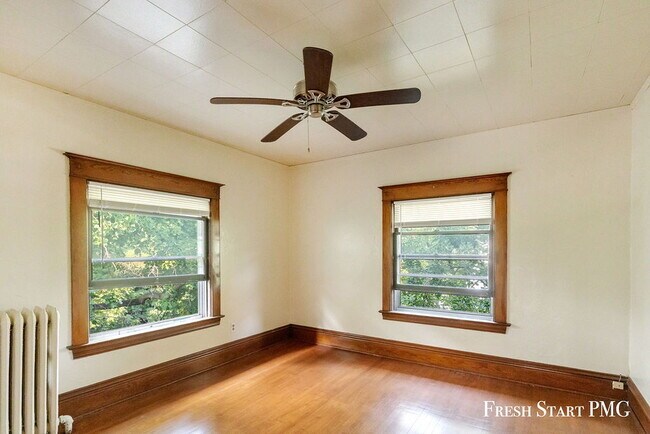 Building Photo - Spacious 3-Bedroom Haven with Sunroom & Wa...