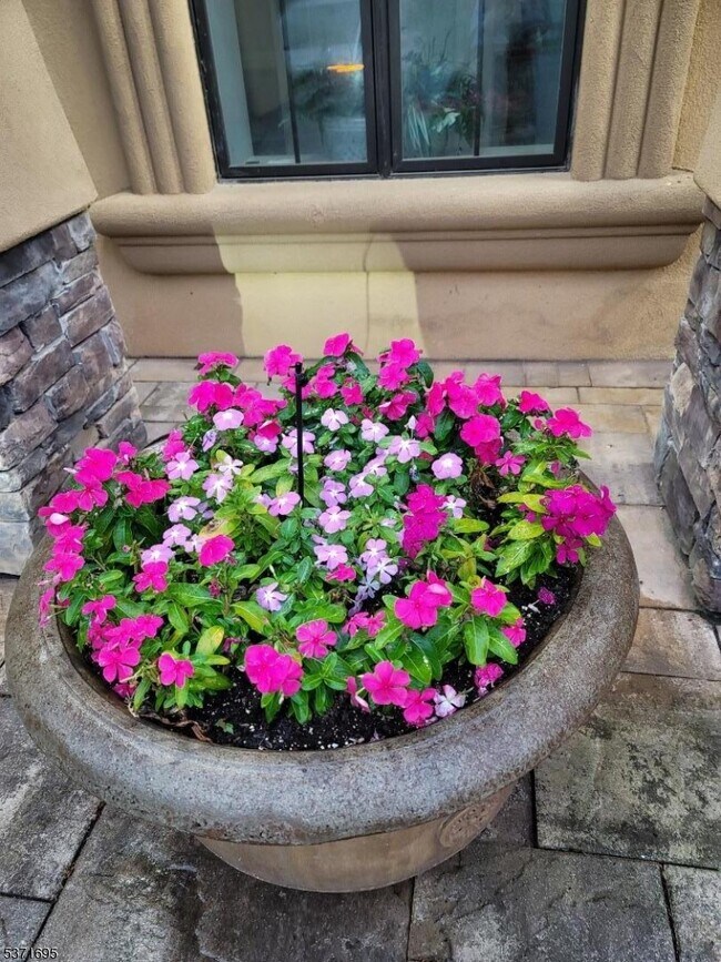 Building Photo - 10 Lower Notch Rd