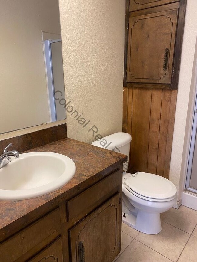 Building Photo - 3 bed 2 bath single family home, washer dryer hookups, and single attached one car garage included