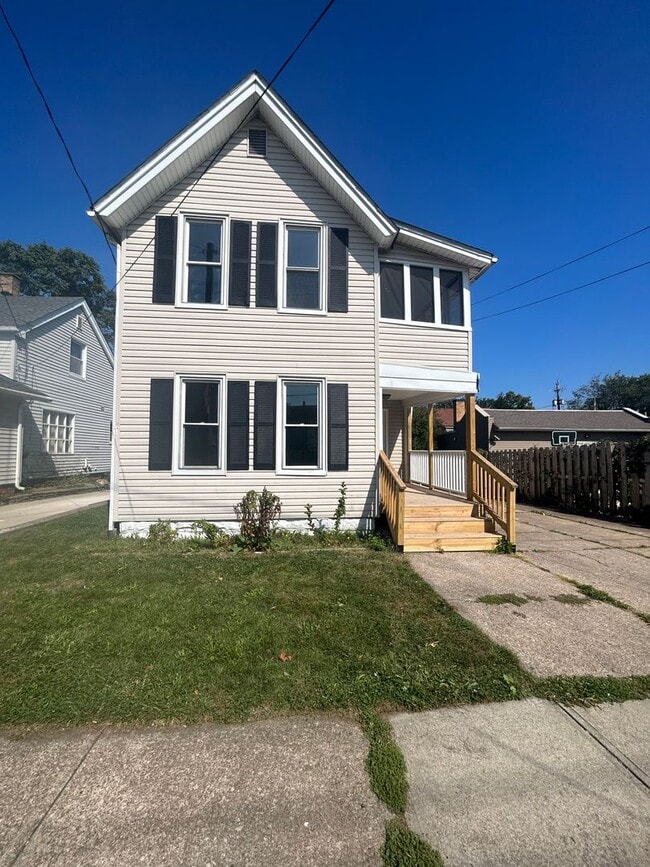 Building Photo - Welcome to this spacious 6-bedroom, 2-bathroom house located in the vibrant city of Cleveland
