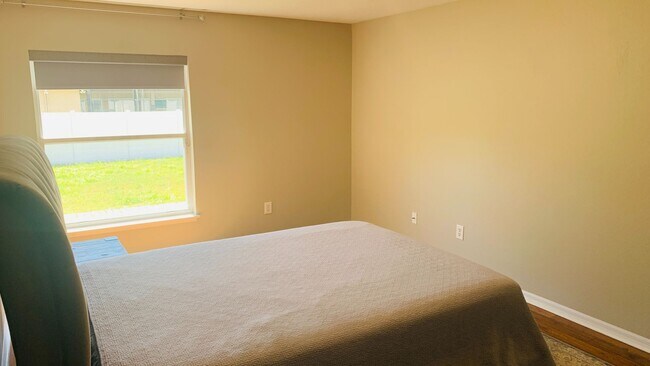 Building Photo - Lovely 4/2 in the Gated Lake Fisher Estate...