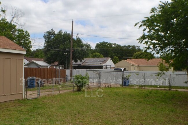 Building Photo - 1520 Pebblewood Dr