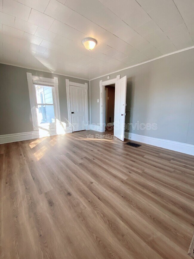 Building Photo - 236 W Washington St