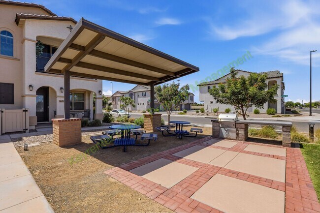 Building Photo - Fully-Furnished End Unit Gilbert Home in Warner Meadow Community