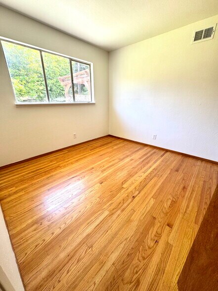 Building Photo - 1008 Huntingdon Dr