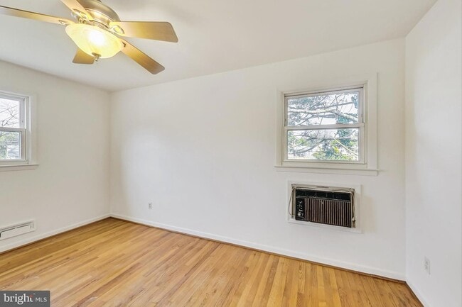 Building Photo - 1208 Pinewood Dr