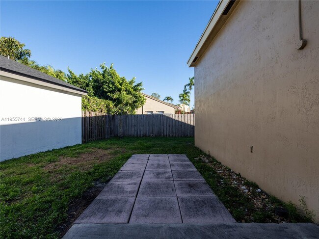 Building Photo - 200 W Riverbend Dr