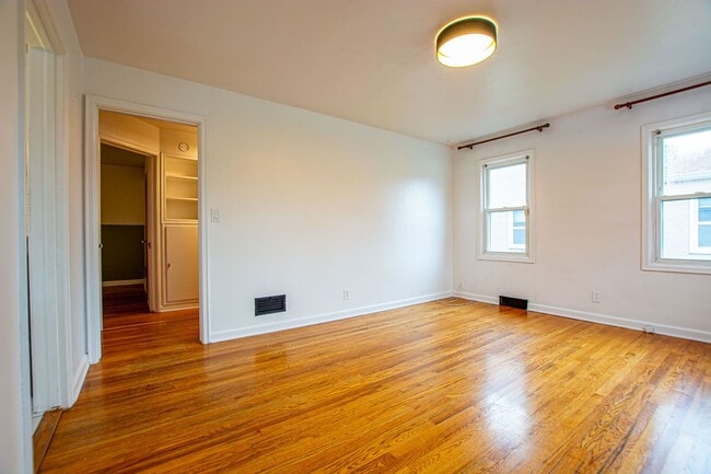 Building Photo - Adorable 2 Bedroom / 2 Bath Home in Aksarben with Washer/Dryer and Fenced Backyard!