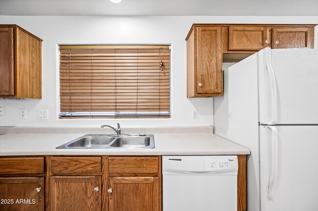 Building Photo - 9018 W Cambridge Ave