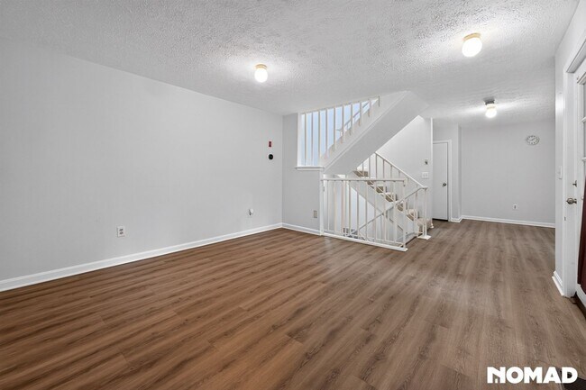 Building Photo - Spacious 3BR Condo in Ashland