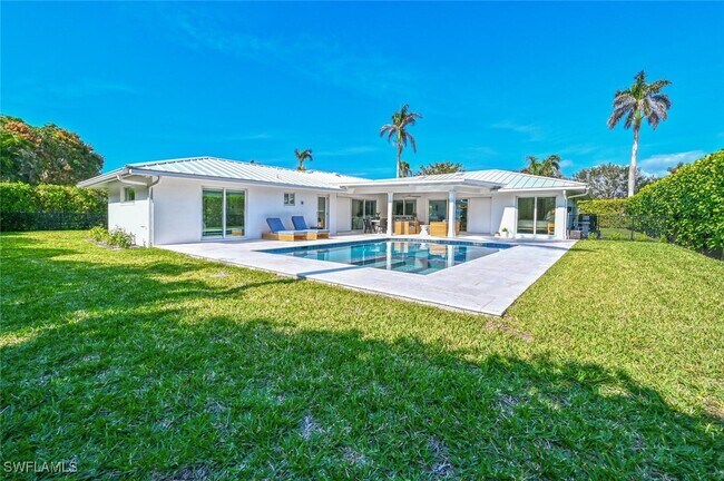 Building Photo - 646 Park Shore Dr