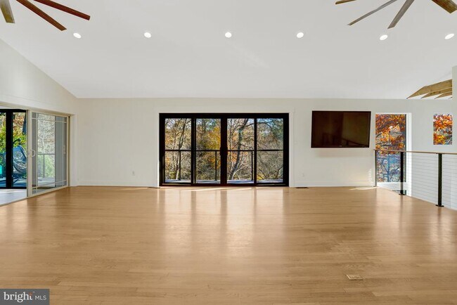 Building Photo - 6120 Beachway Dr