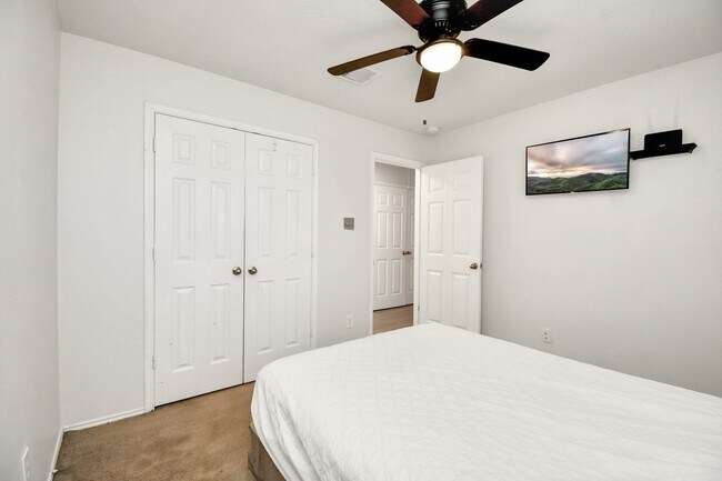 Building Photo - 19931 Roycroft Ln