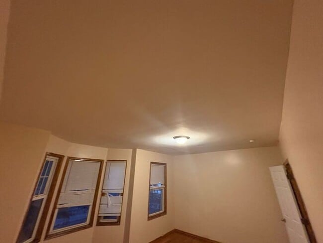 Building Photo - 5BR/1.5BA Row Home with Backyard and Laundry Hookups