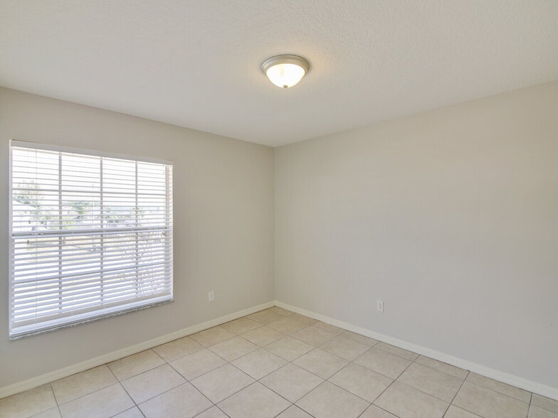 Building Photo - 918 Palm Forest Ln