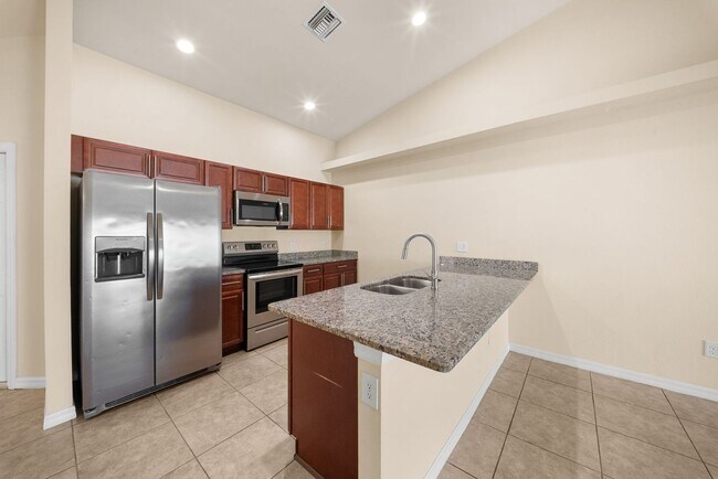 Building Photo - 2820-2824 SW 7th Pl